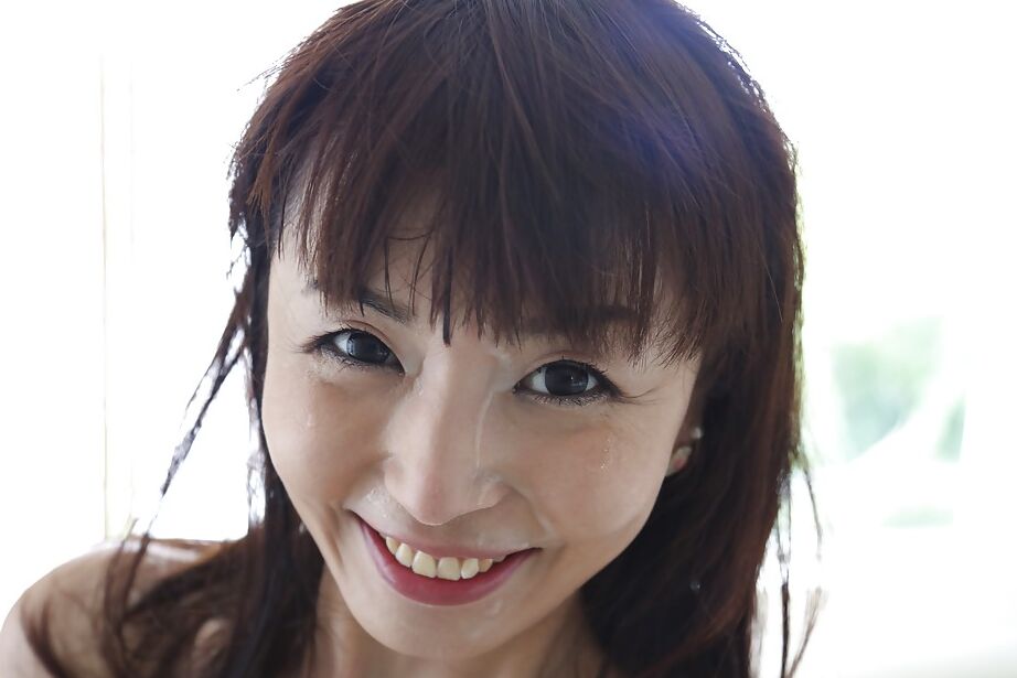 16P Ejaculation avec la brune asiatique Marica Hase en train de faire une pipe