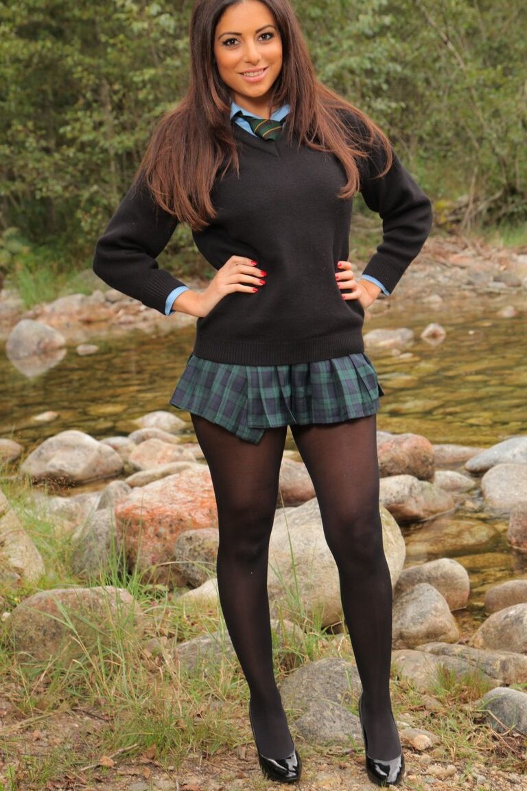 21P Gata gostosa de meia-calça Charley S exibe seus peitos grandes e sensuais à beira do rio