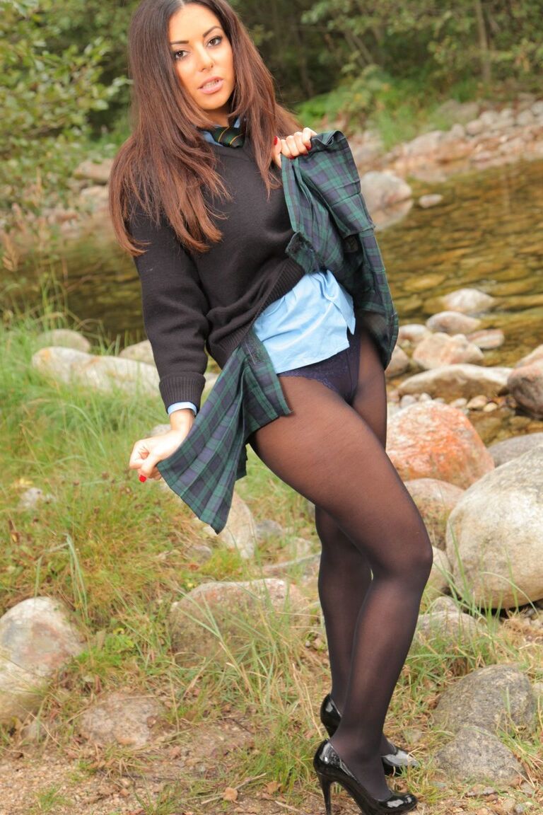 21P Gata gostosa de meia-calça Charley S exibe seus peitos grandes e sensuais à beira do rio