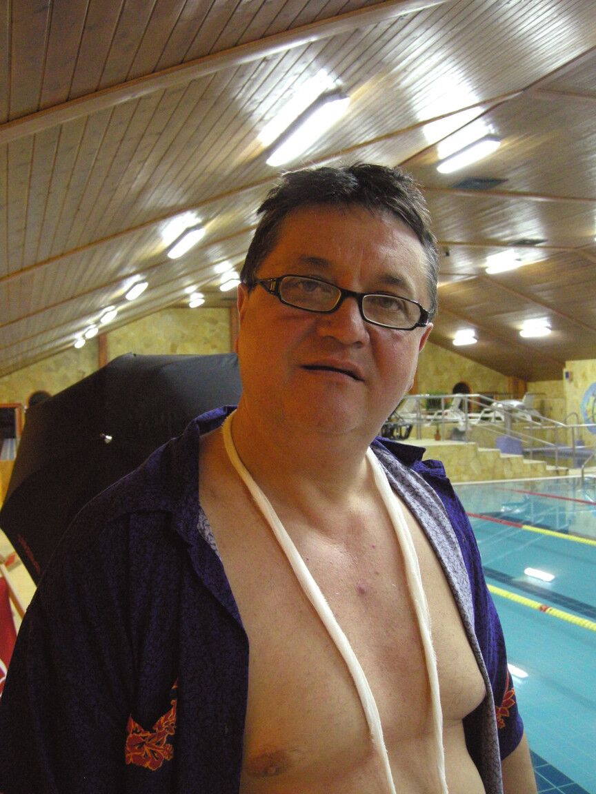 21P Die feuchte Teenie-Nymphomanin Edith wird am Pool von einem alten Mann mit Brille gevögelt