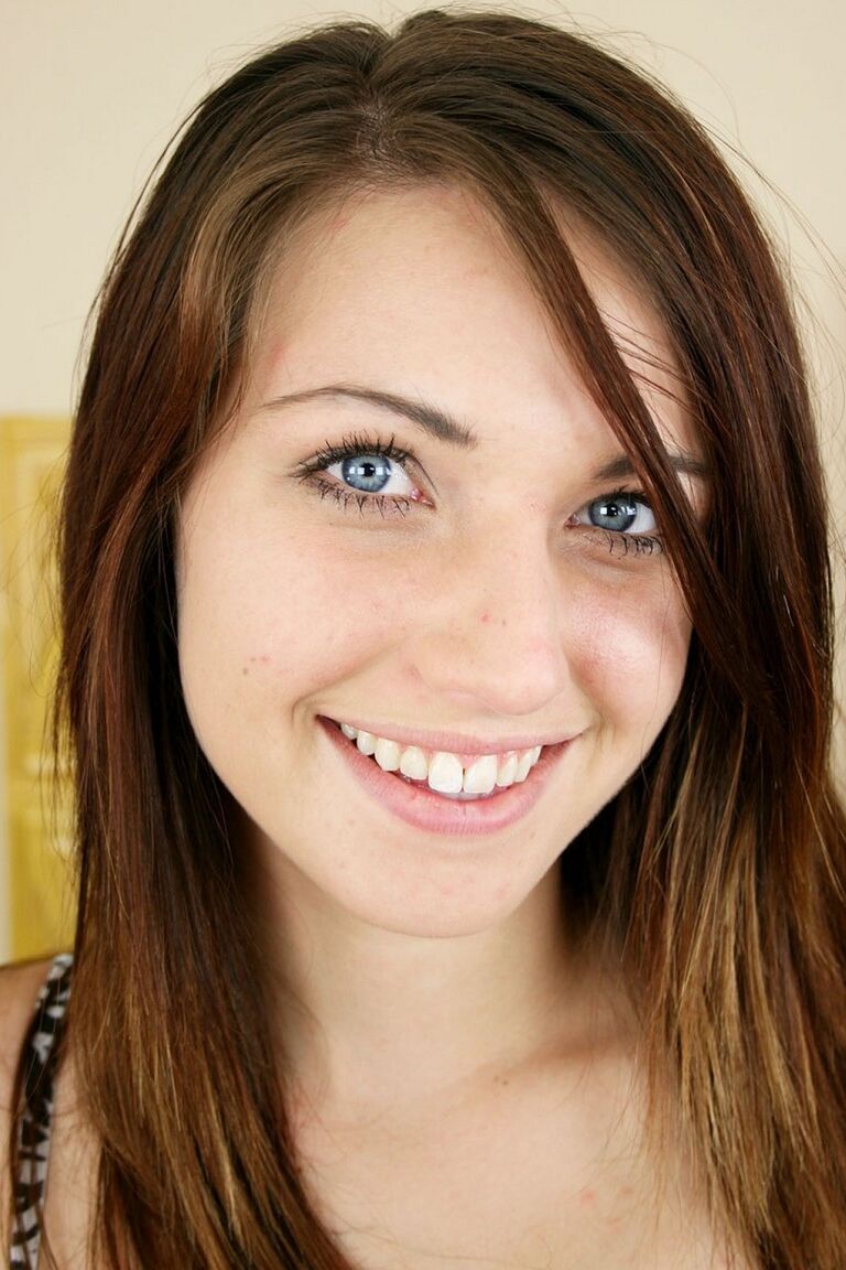 21P Brünetter Teenager mit hübschen Augen MaryJane Johnson zieht sich aus und gibt einen Blowjob
