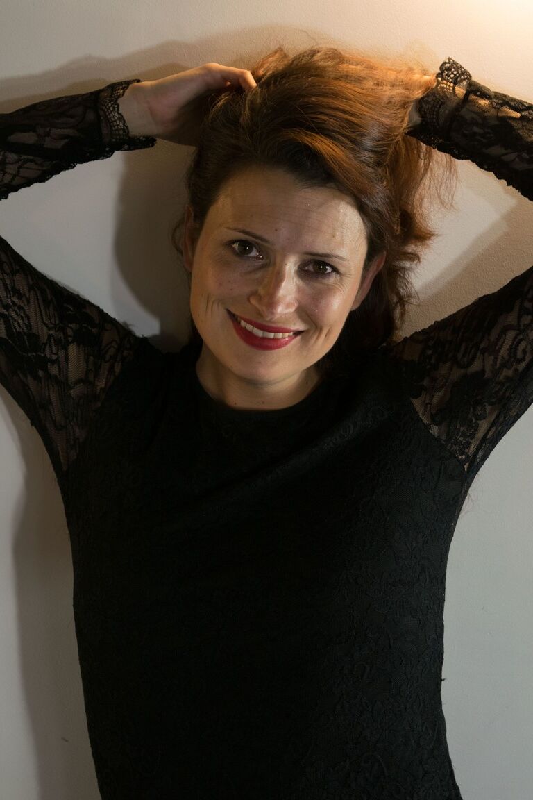 20P La impresionante MILF Alice Cash posa con su sexy lencería de encaje y tacones