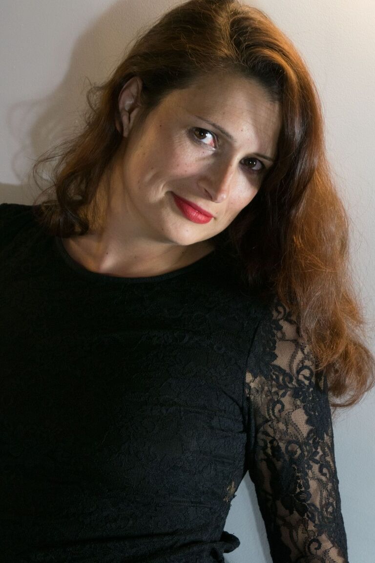 20P La impresionante MILF Alice Cash posa con su sexy lencería de encaje y tacones