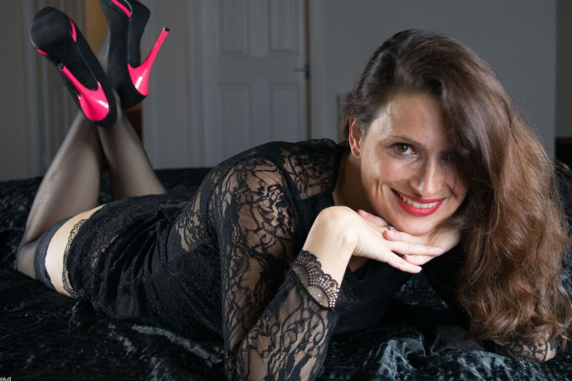 20P La impresionante MILF Alice Cash posa con su sexy lencería de encaje y tacones