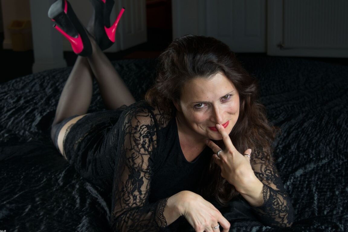20P La impresionante MILF Alice Cash posa con su sexy lencería de encaje y tacones