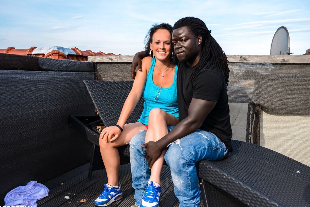 15P Pearlin, cougar brune, expérimente sa première baise interraciale sur un toit