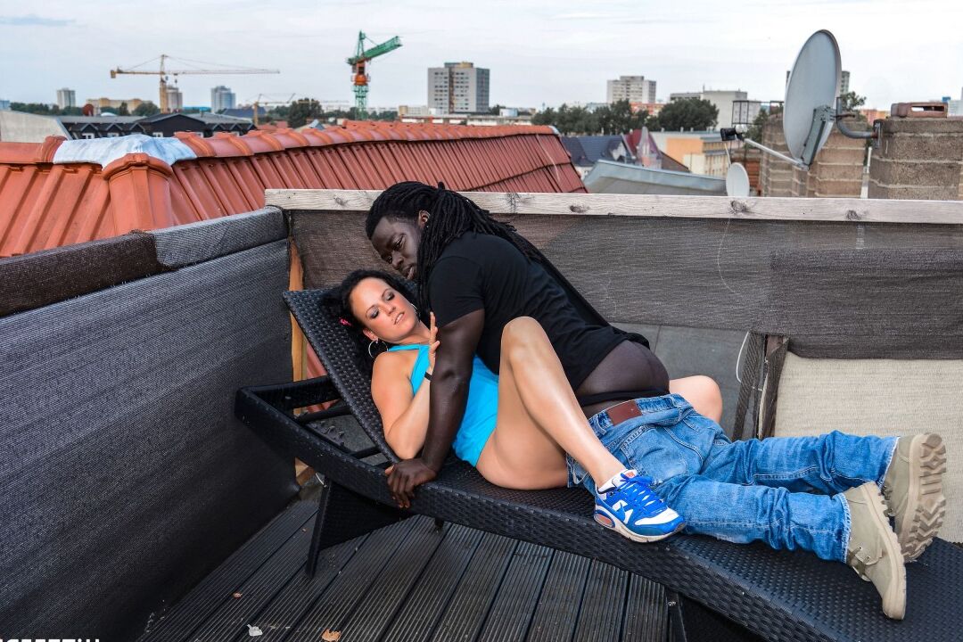 15P Pearlin, cougar brune, expérimente sa première baise interraciale sur un toit