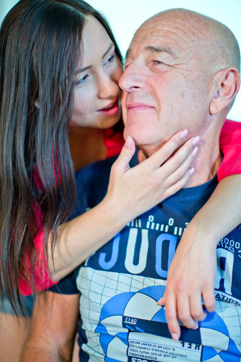 21P オランダ人のかわい子テイラー・サンズがテーブルの上でハゲ老人と正常位セックス