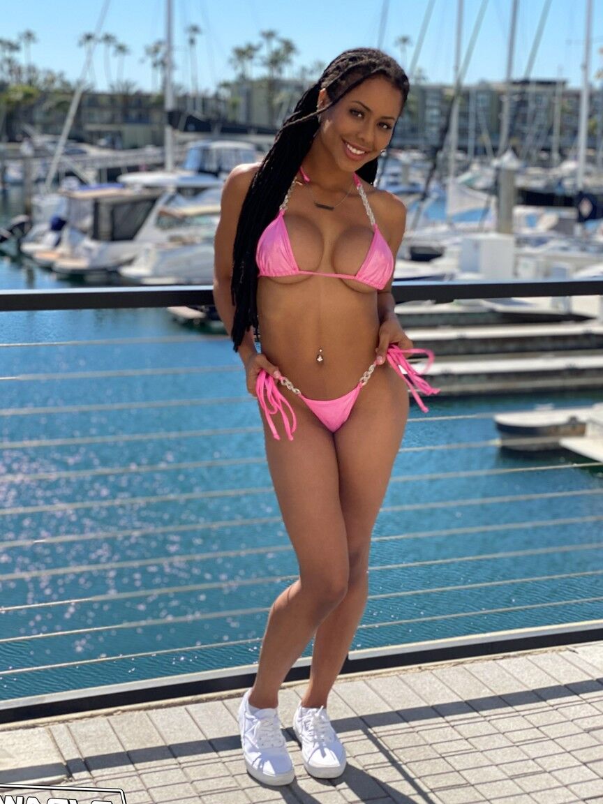21P La negra con curvas Kira Noir expone sus firmes tetas falsas antes de una mamada