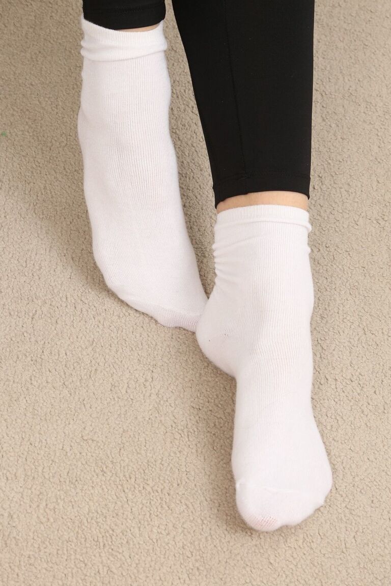 21P Babe Dominika K zieht sich heiße Leggings und Socken aus, bevor sie ihre sexy Titten berührt