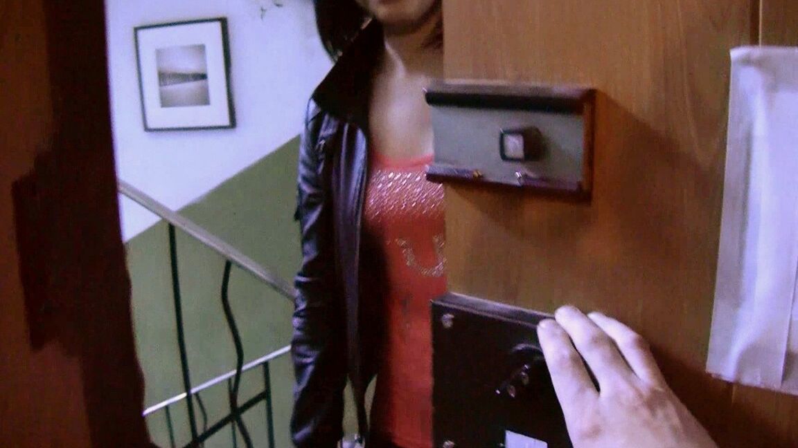 20P Adolescente russa de cabelos negros mostra seus peitos doces e é fodida profundamente