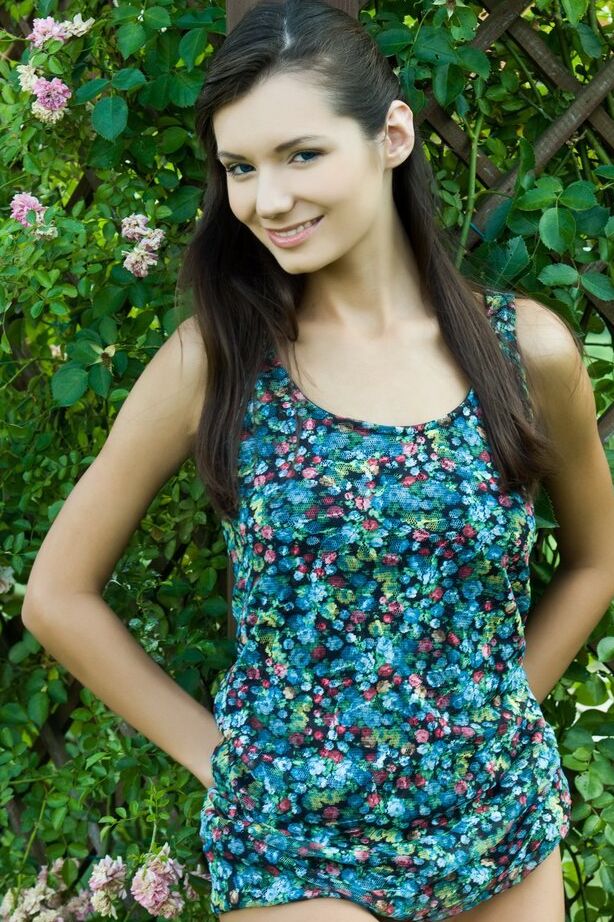 18P A adolescente magra Leila A tira o vestido de verão no banco do jardim para posar nua