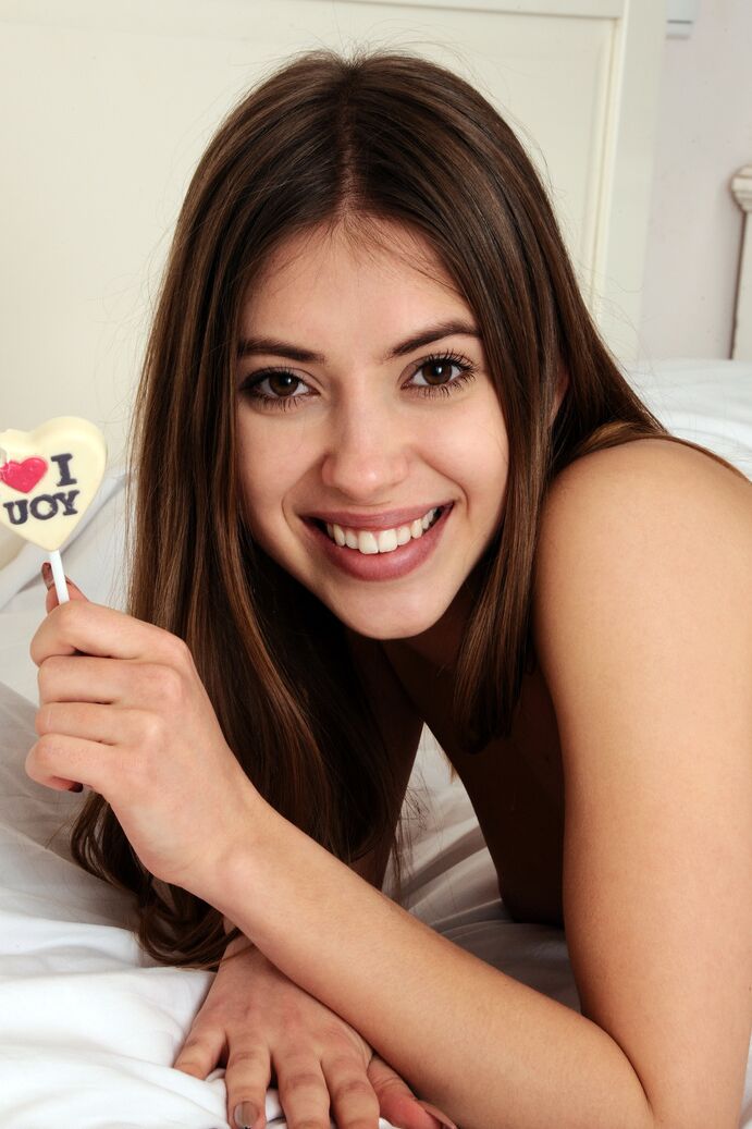 20P La linda adolescente Hanna se quita los calcetines para modelar desnuda con una ventosa en la mano