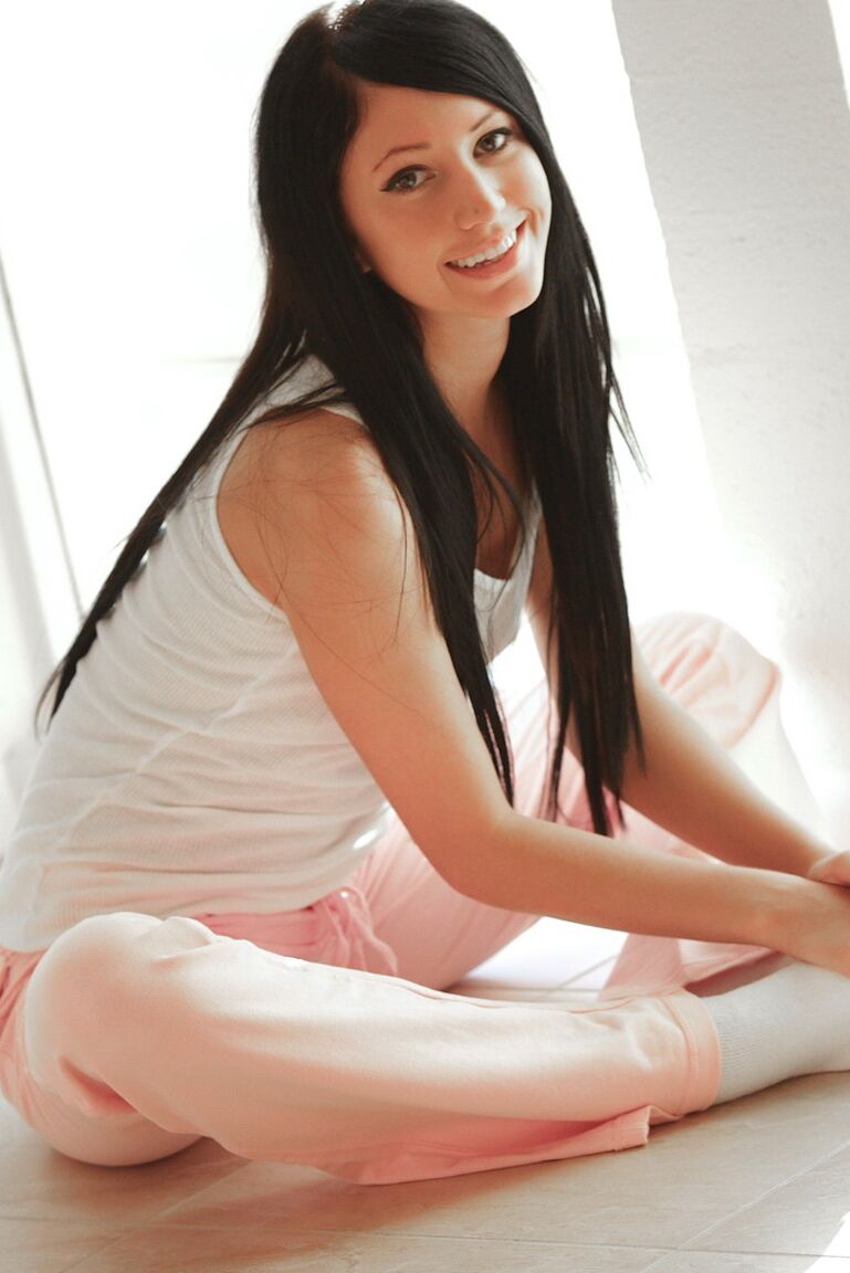 15P A adolescente sorridente Catie Minx brinca com sua buceta em meias brancas
