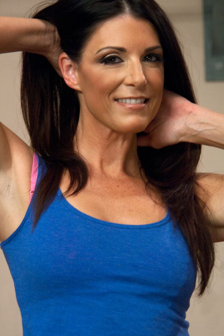 21P MILF morena India Summer dejando que una pequeña lesbiana le lama el coño en el gimnasio