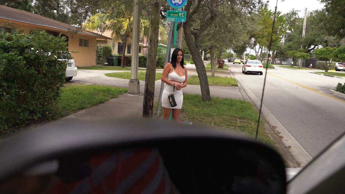 21P Latina MILF Cristal Caraballo curtindo sexo hardcore no banco de trás de um táxi