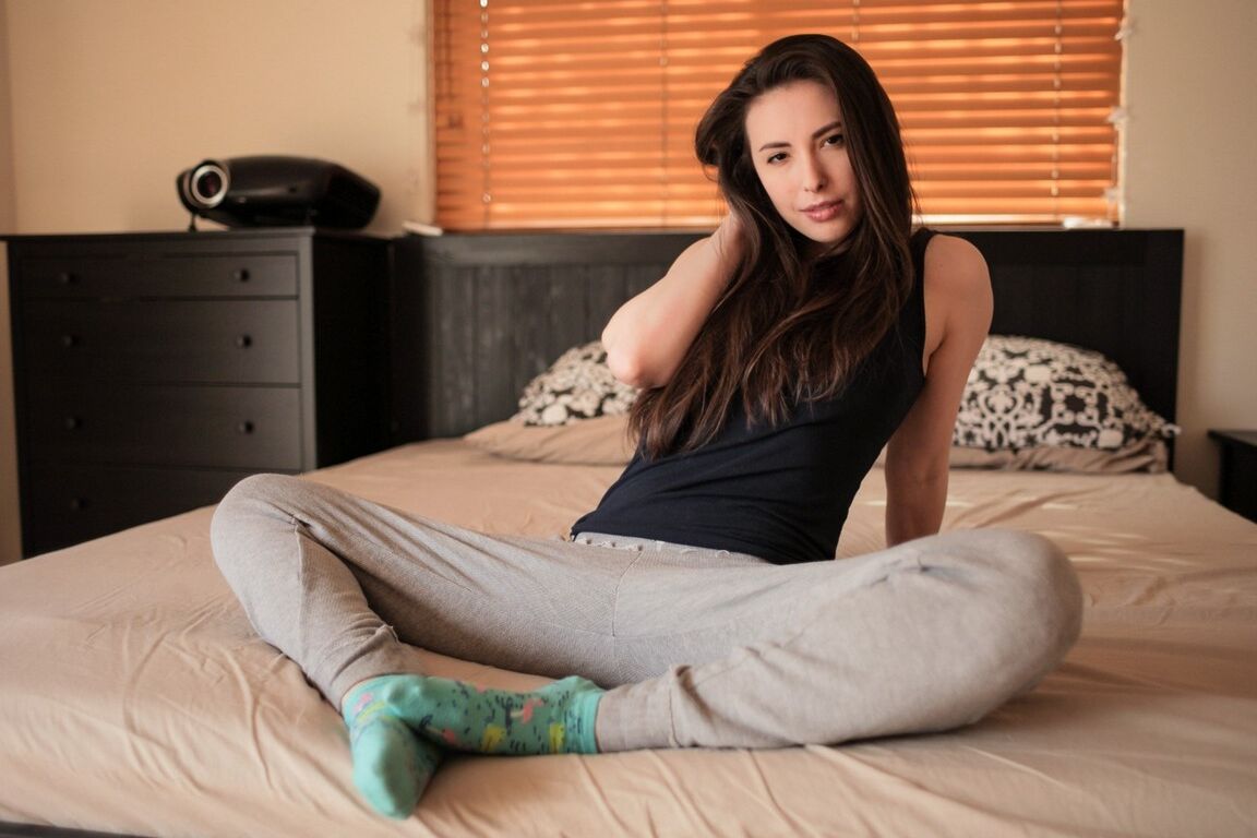 15P Git brunette Casey Calvert sticks a finger in her tight asshole