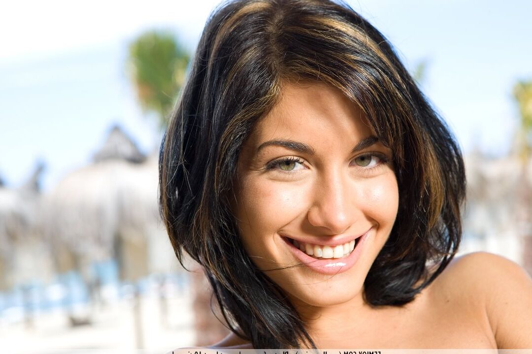 16P La morena Laila se quita la braguita del bikini para modelar desnuda en la playa