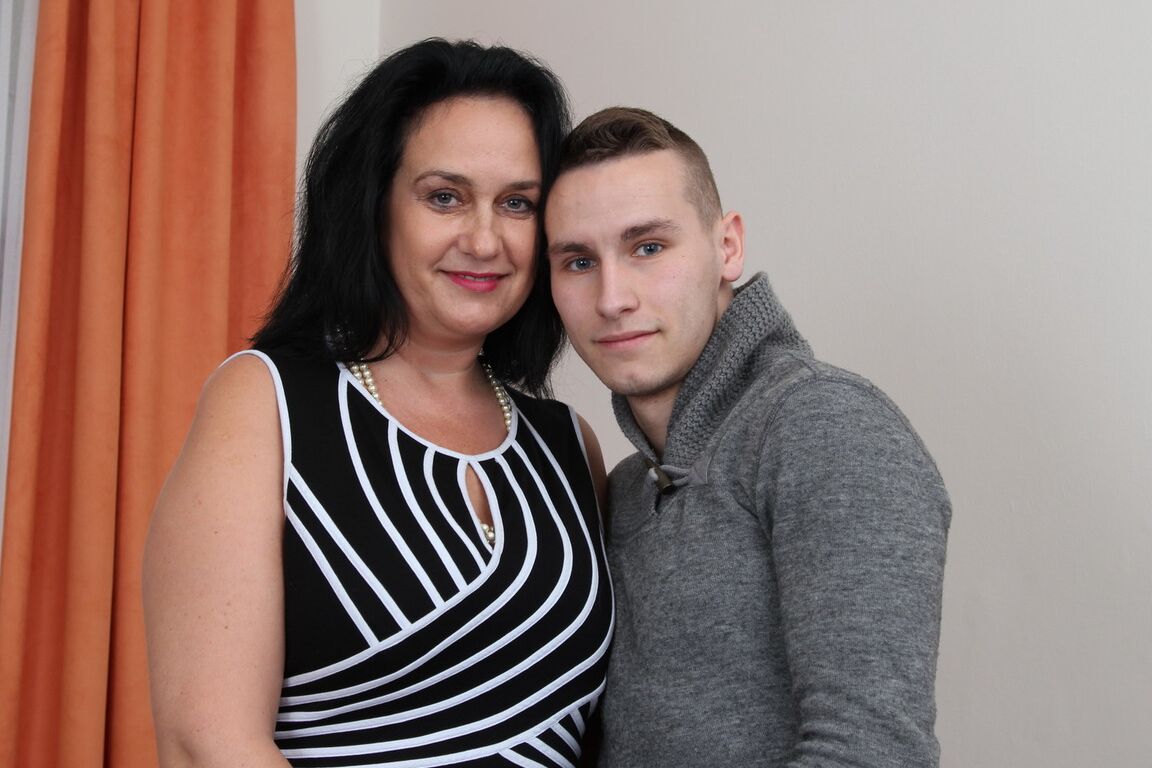16P Mature housewife on the heavy side of the scale and her toy boy make out