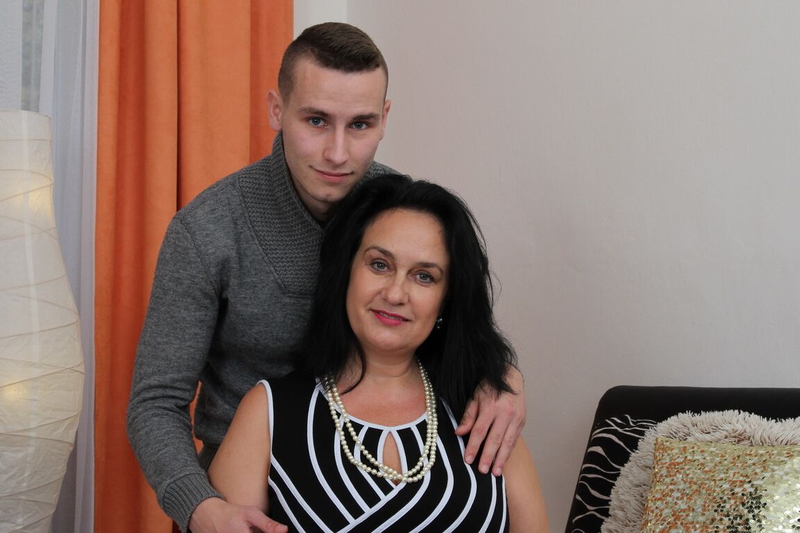 16P Mature housewife on the heavy side of the scale and her toy boy make out