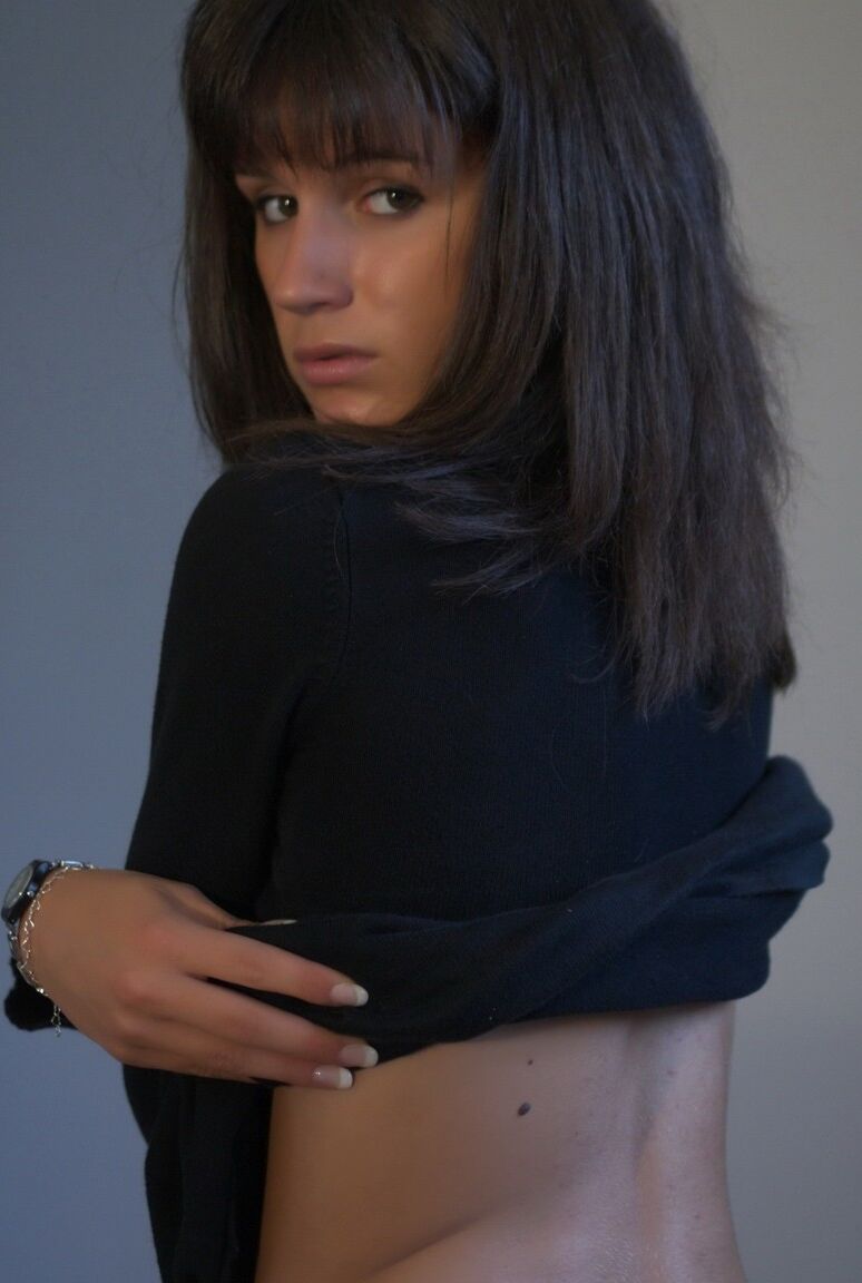 12P Fille solo aux cheveux noirs Eva vante son cul ferme en sous-vêtements noirs