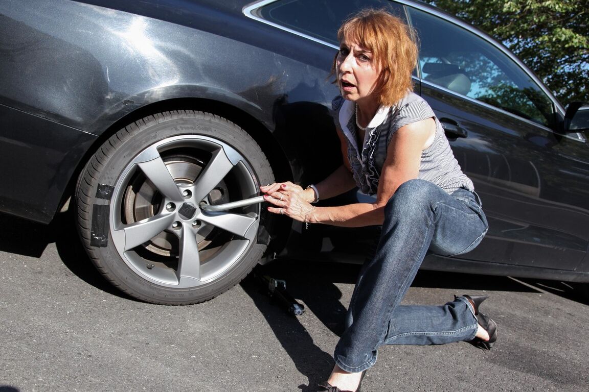 21P Skinny granny Amanda gets her twat licked and banged in a public parking lot