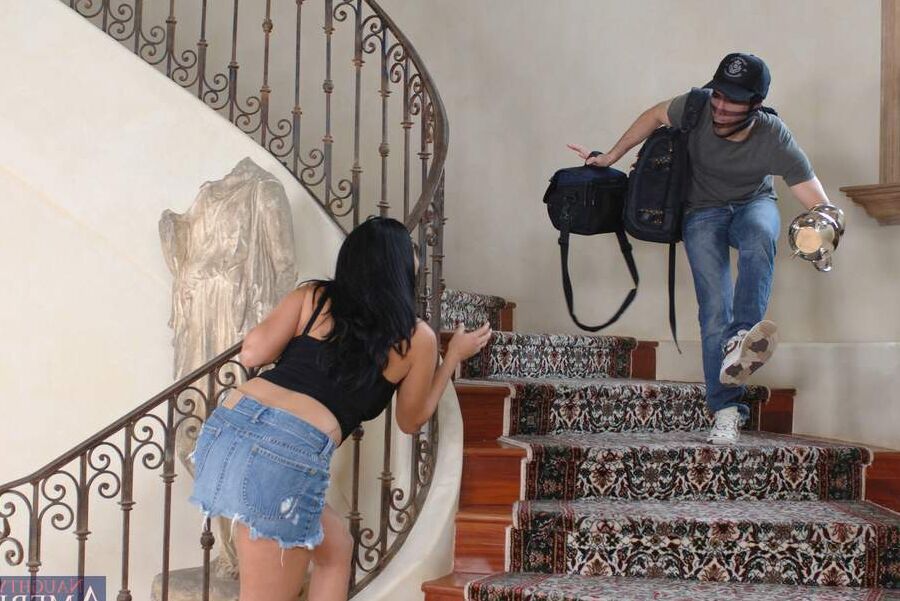 Die 21P-MILF Veronica Rayne stellt ihre großen Titten zur Schau, bevor sie ihren Arsch auf einen Schwanz setzt