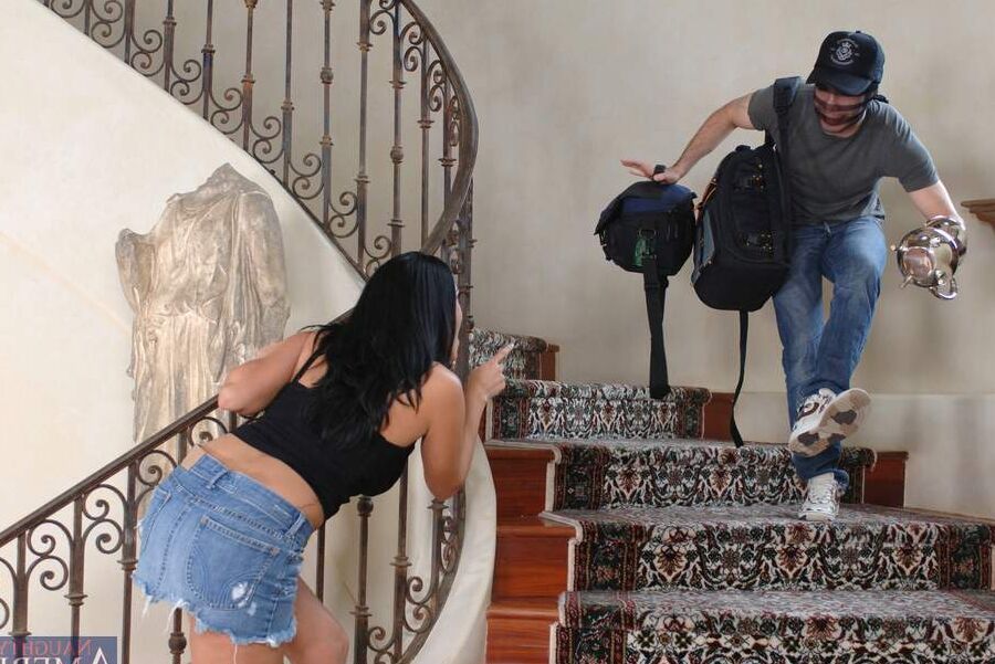 Die 21P-MILF Veronica Rayne stellt ihre großen Titten zur Schau, bevor sie ihren Arsch auf einen Schwanz setzt