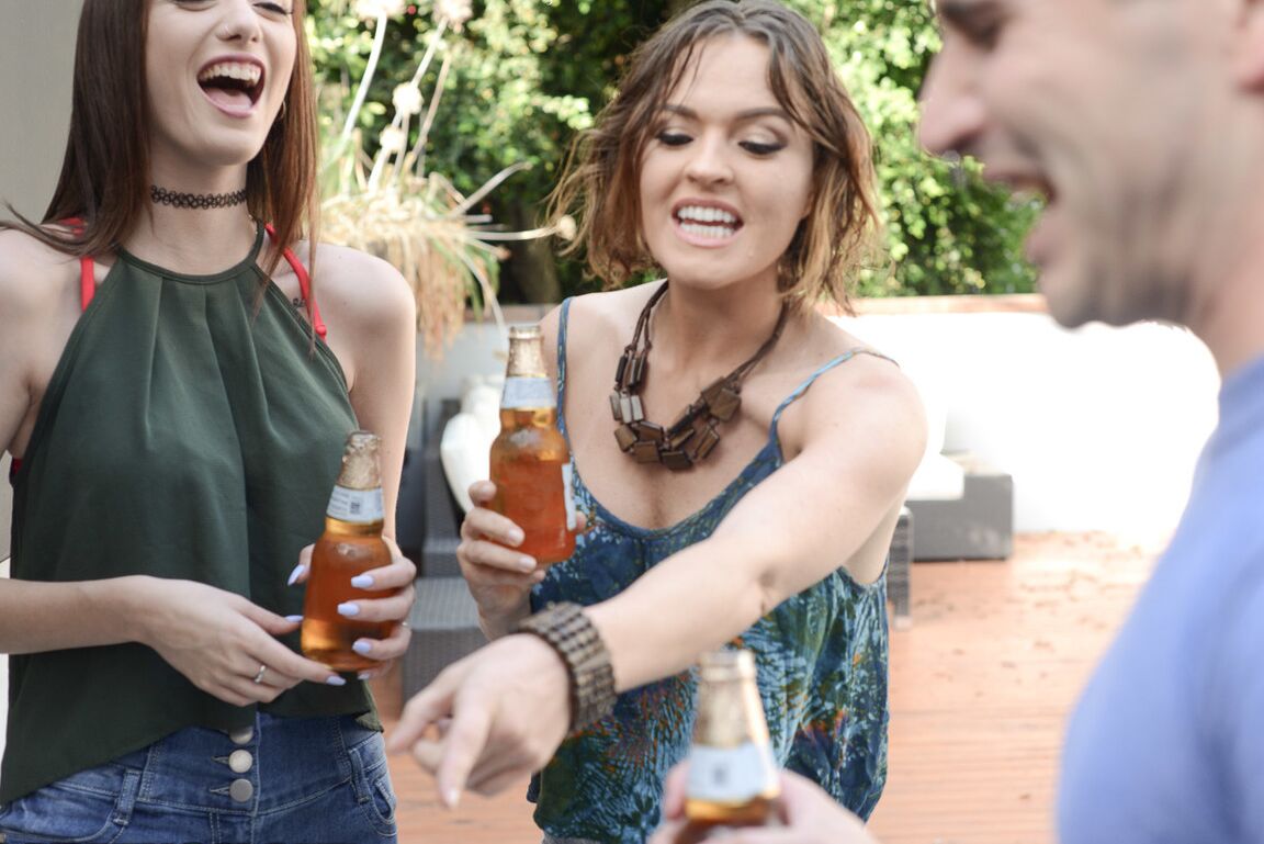 17P A adolescente morena Avery Stone e sua madrasta Krissy Lynn ficam nuas no corredor