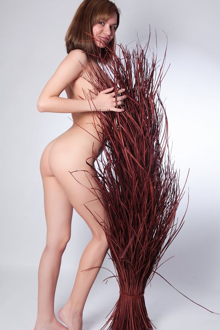 15P Dada, jeune fille solo, affiche avec confiance son corps dur nue