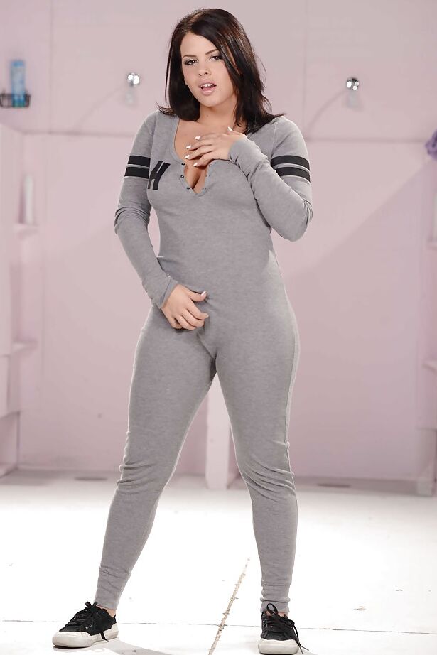 16P A gata peituda Keisha Grey deixa peitos grandes soltos do macacão
