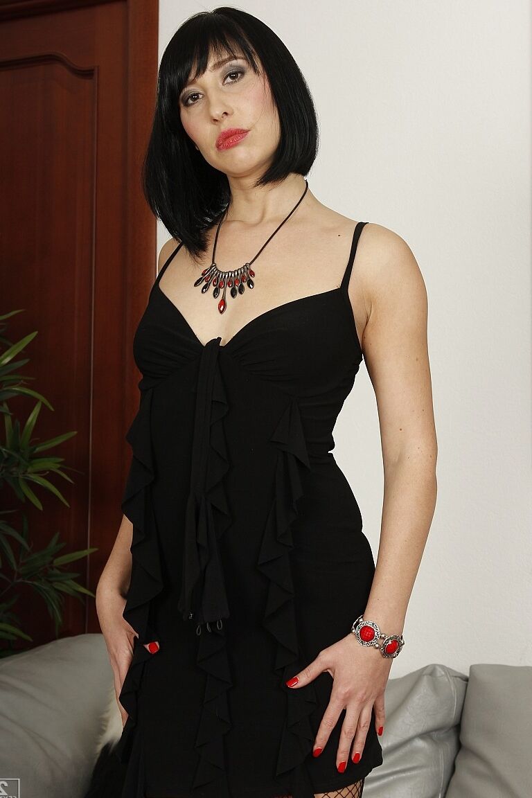 20P La coquine aux cheveux noirs Annie Rose suce une bite et la reçoit dans son anal