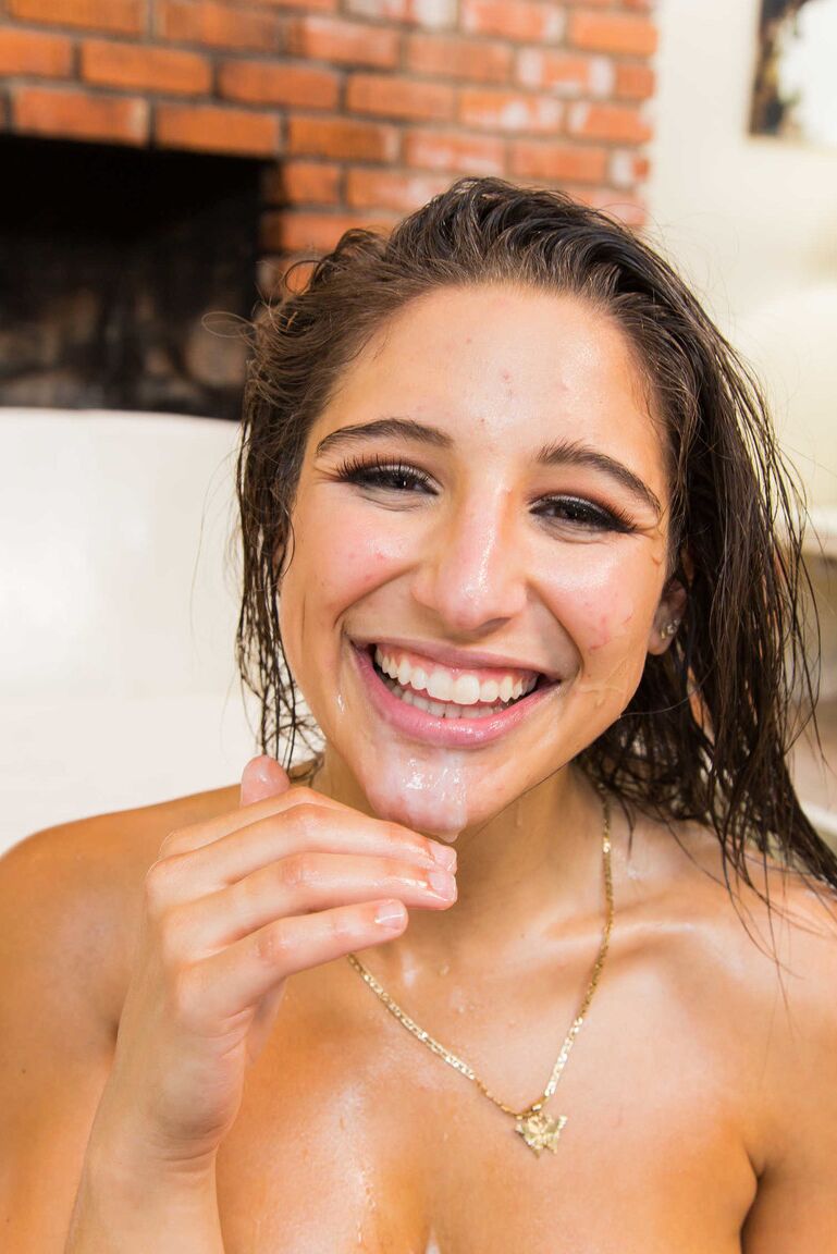 21P A adolescente excitada Abella Danger dá um BJ em um 69 e leva uma surra na bunda redonda