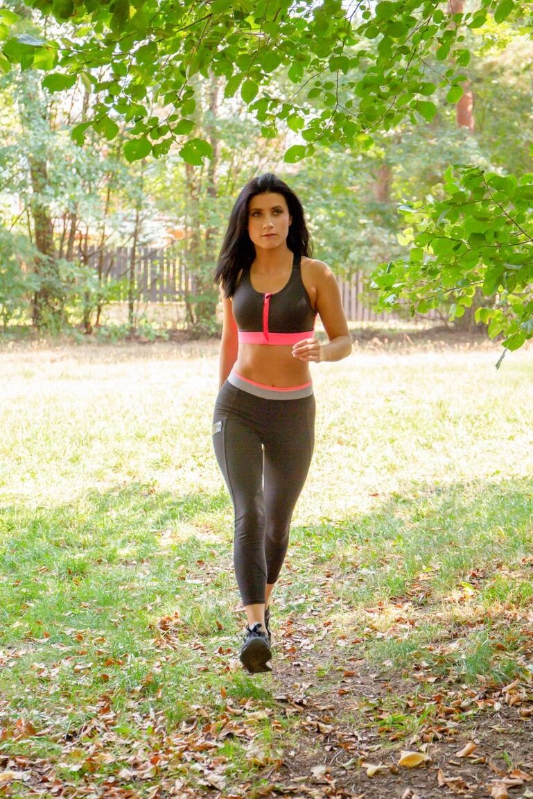 21P La brune européenne Nicole Black dévoile son corps chaud avant le sexe anal