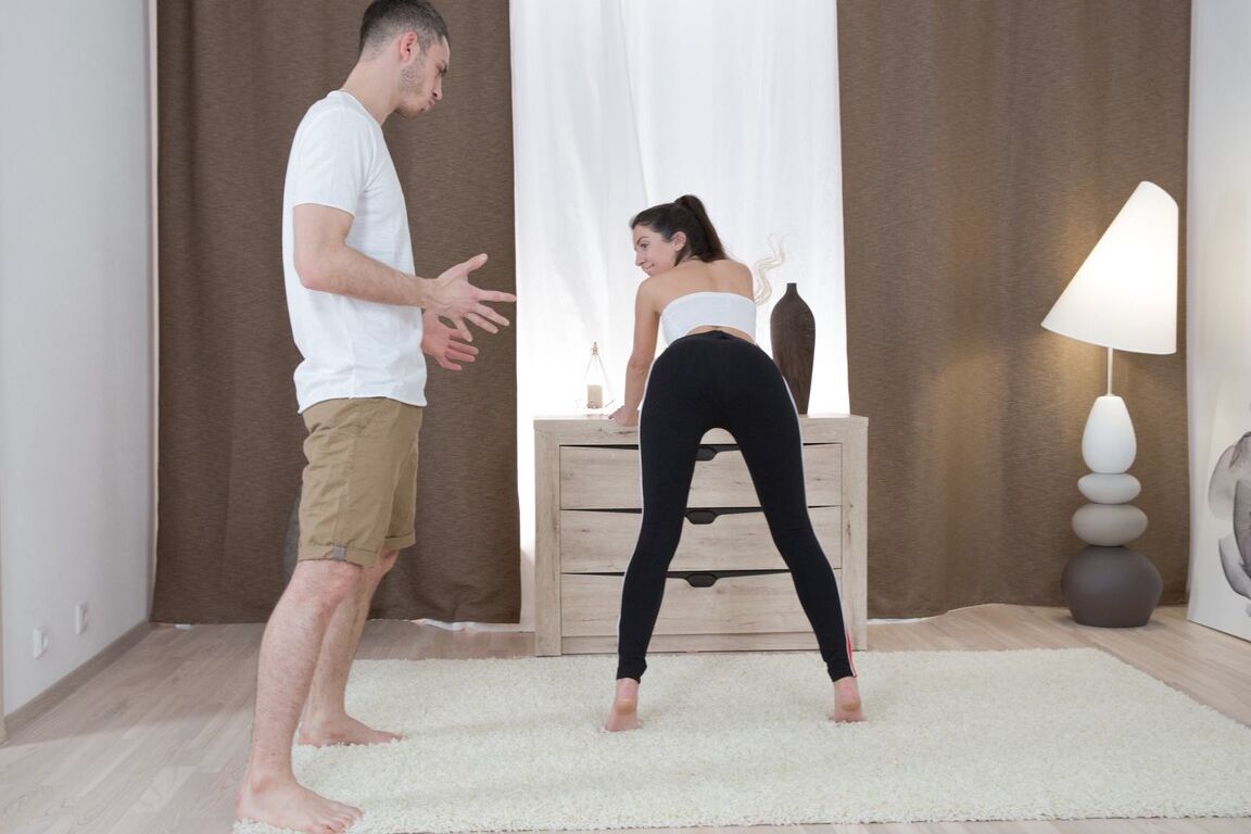 21P Petite adolescente Katy West chupa sedutoramente o pau antes de conseguir um creampie anal