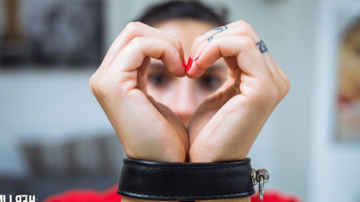 14P Heißes Teenie mit kleinen Titten Nelly Kent wird von einem schwarzen Schwanz anal gefickt