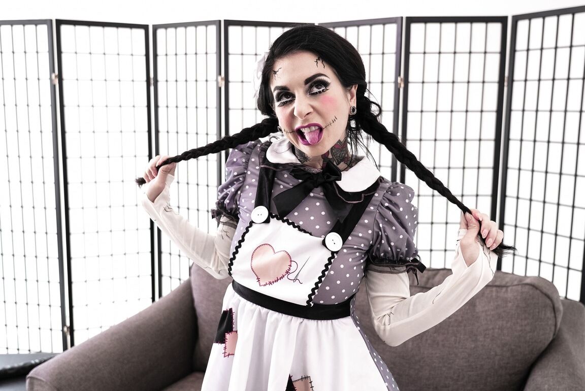 Das 15P-Alt-Girl Joanna Angel steckt auf einem Sofa einen riesigen schwarzen Dildo in ihr Arschloch