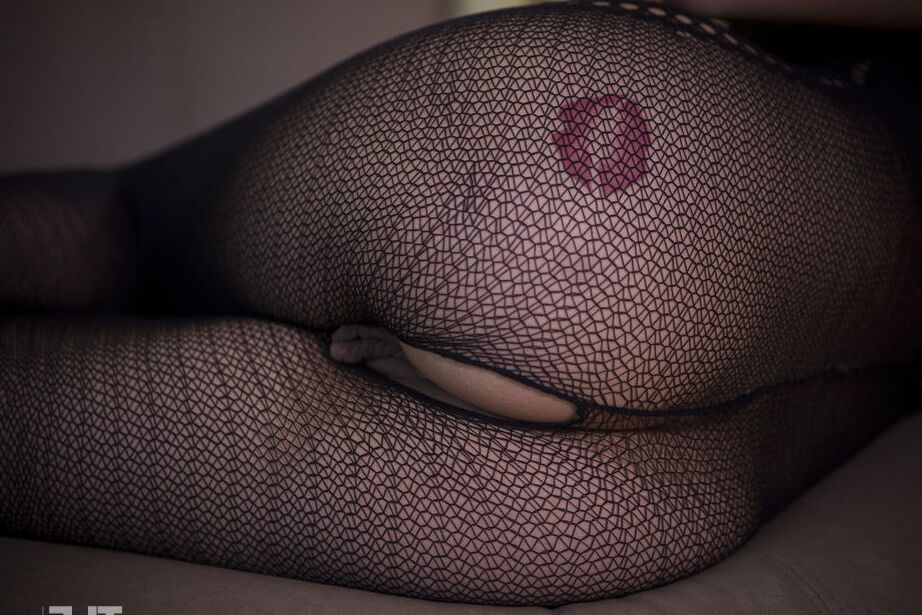 16P Morena solo menina Nicole Love mostra seus piercings durante dedilhado anal