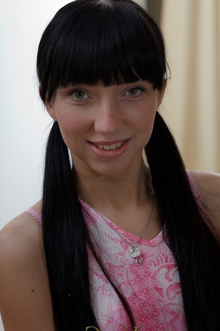21P Lustful adolescente russa Dazy leva uma dolorosa surra anal