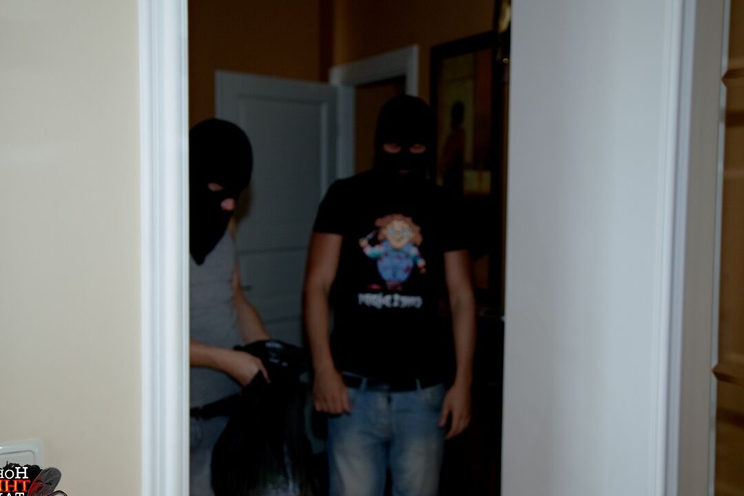 21P A adolescente excitada Carla tem sua vulva e boca preenchidas por dois ladrões excêntricos