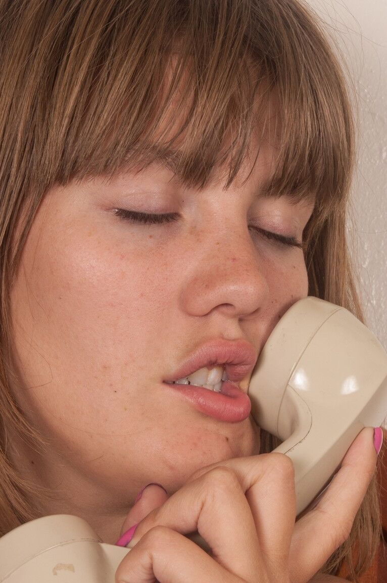 18P ストッキングを履いた巨乳の毛深いふしだらな女エマ・フロストが電話で話しながらオナニー