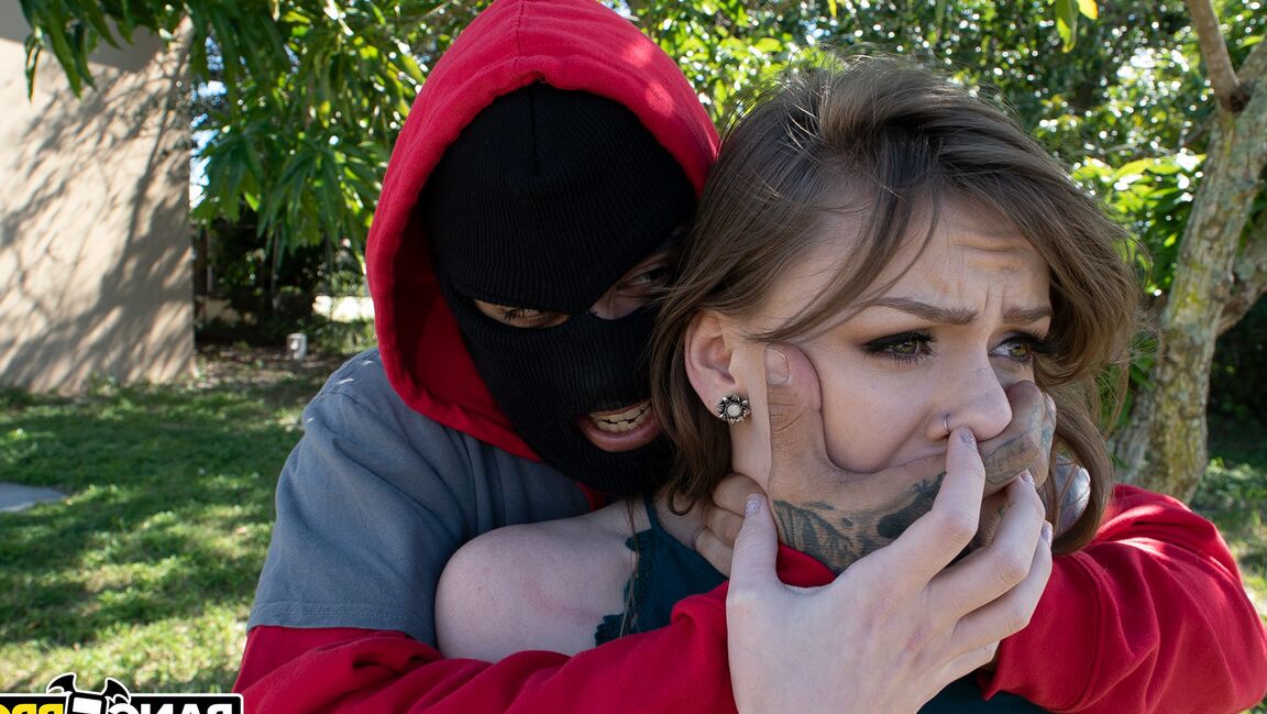 21P O adolescente americano sexy Alex Blake é sequestrado e fodido no quintal