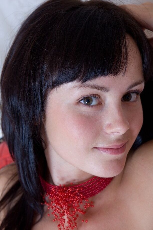 18P La séduisante brune Mirelle A adore étaler sa chatte poilue
