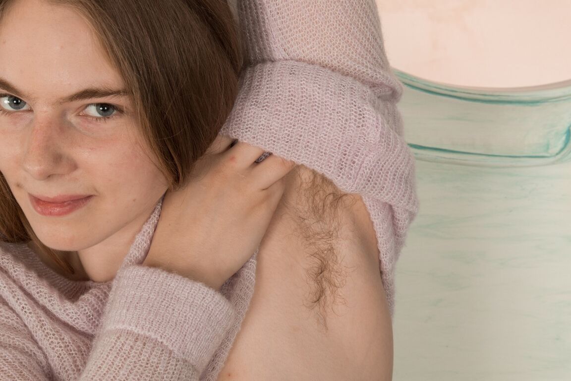 21P A linda adolescente Alice Wonder tira lentamente sua calcinha transparente