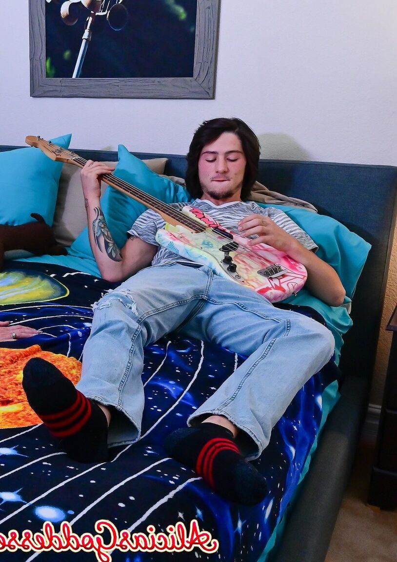 21P Sofie Marie, mature et sexy, séduit un guitariste et se fait défoncer le cul