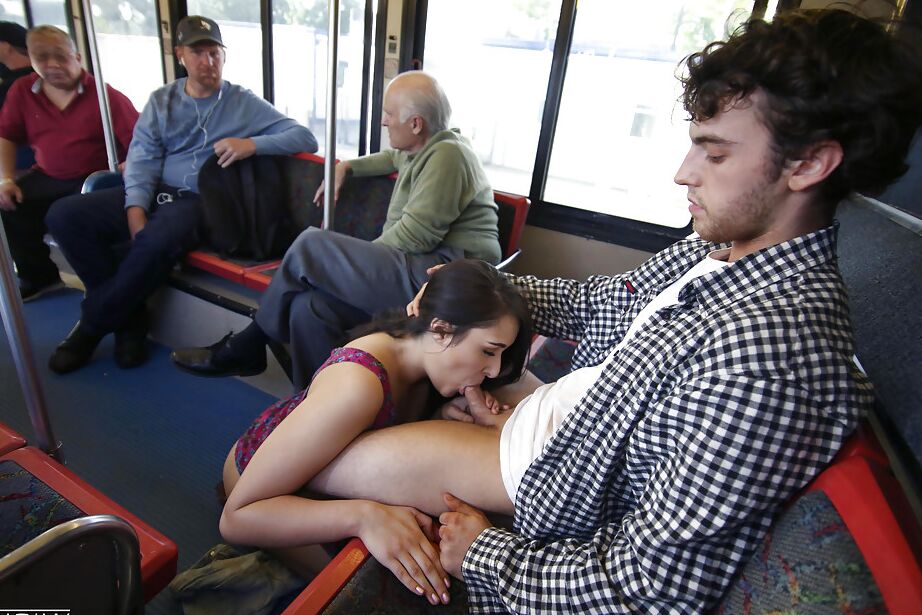 16P La exhibicionista morena Anastasia Black haciendo una mamada en un autobús público