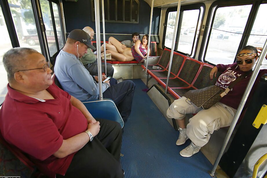 16P La exhibicionista morena Anastasia Black haciendo una mamada en un autobús público