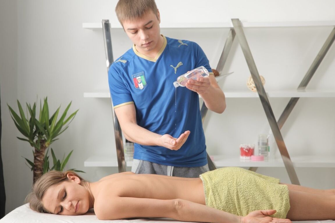 21P La douce teen Bella profite d'un massage avant de se faire baiser par un masseur