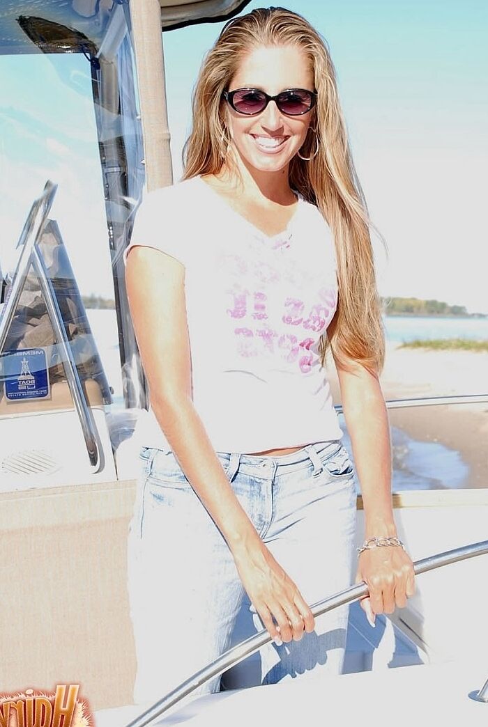 21P Lori Anderson, superbe MILF maigre, taquine avec ses bras poilus et ses lunettes de soleil.