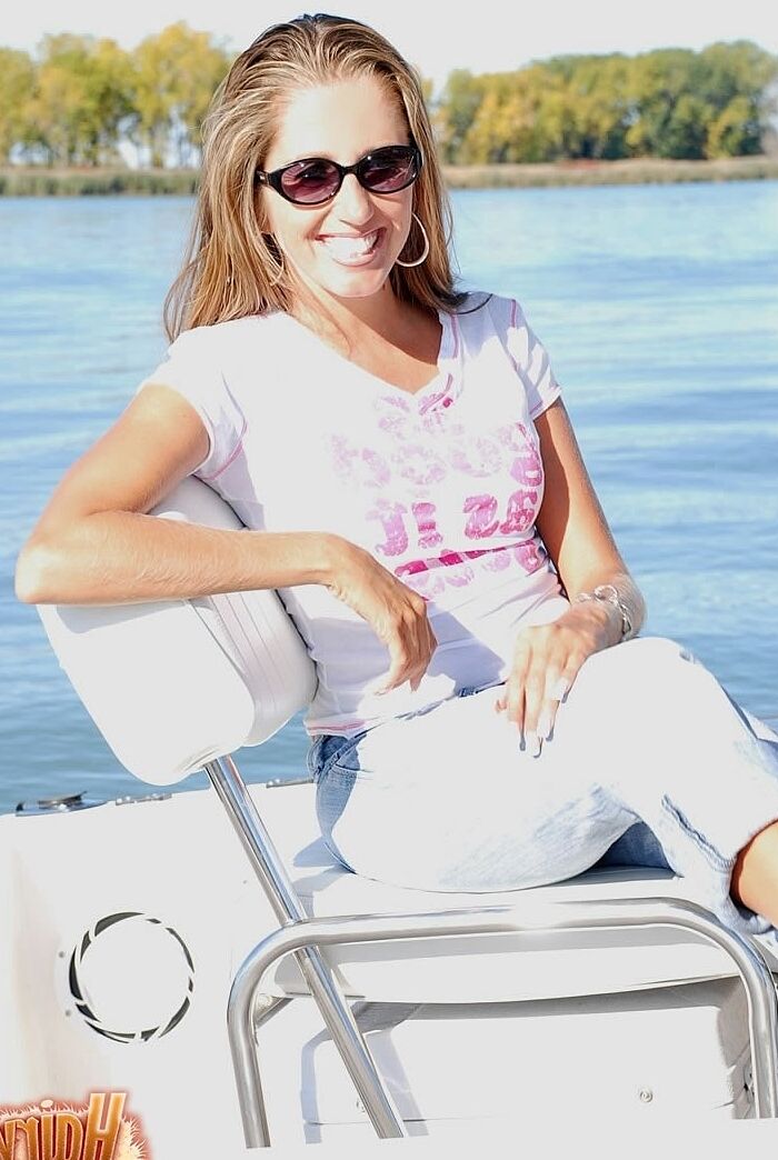 21P Lori Anderson, superbe MILF maigre, taquine avec ses bras poilus et ses lunettes de soleil.